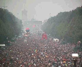 1,500,000 people dancing on the streets of berlin