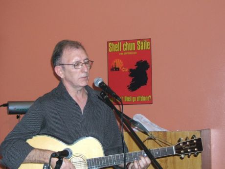 Fergus O'Hare sings