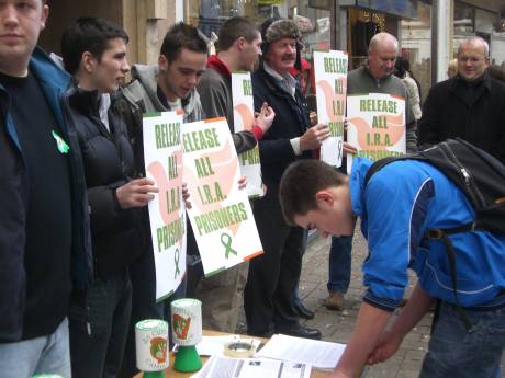 Signing petition in support of prisoners (Galway)