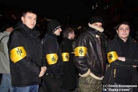 reversed_horizontal_wolfsangle_symbol_of_ukraine_far_rightsector_feb2014.jpg
