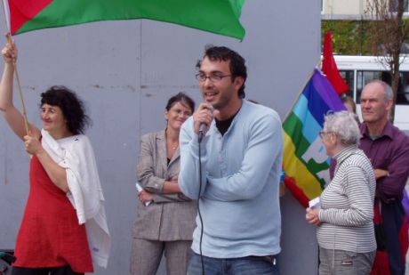 The Syrian/Irish man Abed Aldakar made a fine ex tempore speech to the demonstrators, Galway City Councillor (Lab), Collette Connolly is behind his right shoulder, Betsie is keeping the flag flying for GAAW.