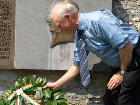 Sean Scott laying one of the wreaths.....