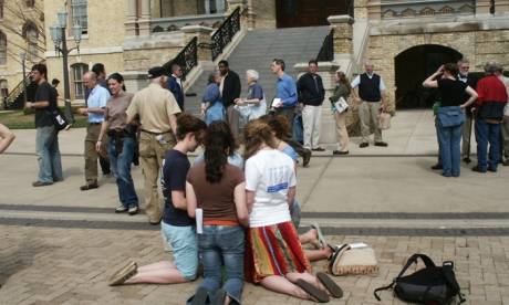 ND students pray for those arrested