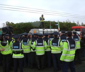 Gardai gather around for talk by protester