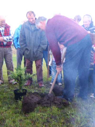 2006_0930tree_planting_bbq0071.jpg