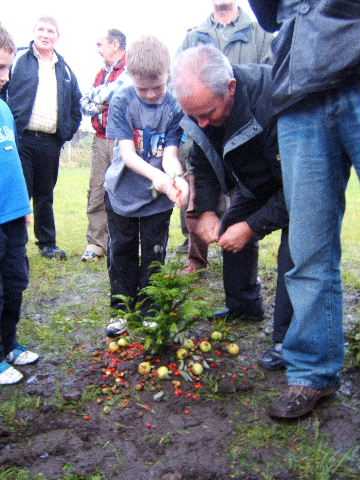 2006_0930tree_planting_bbq0079.jpg